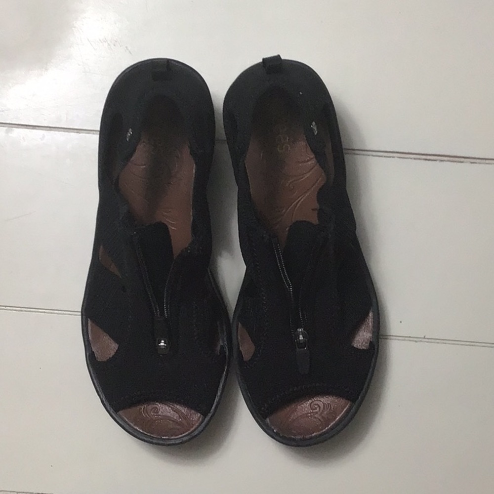 Bezees duet sandals in black size 8